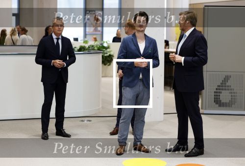 Amsterdam 10 oktober 2024
Koning Willem Alexander opent het HQ van DPG Media / Mediavaert . Aanwezig namend de GPD Christian v Thillo ( Executive Chairman van DPG Media ) en Erik Roddenhof (CEO DPG Media ). Koning Willem Alexander bezoekt ook Donald Duck en spreekt daar Ferdi Felderhof