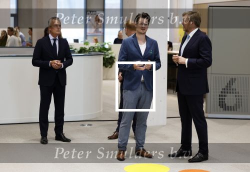 Amsterdam 10 oktober 2024
Koning Willem Alexander opent het HQ van DPG Media / Mediavaert . Aanwezig namend de GPD Christian v Thillo ( Executive Chairman van DPG Media ) en Erik Roddenhof (CEO DPG Media ). Koning Willem Alexander bezoekt ook Donald Duck en spreekt daar Ferdi Felderhof