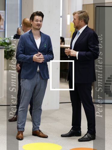 Amsterdam 10 oktober 2024
Koning Willem Alexander opent het HQ van DPG Media / Mediavaert . Aanwezig namend de GPD Christian v Thillo ( Executive Chairman van DPG Media ) en Erik Roddenhof (CEO DPG Media ). Koning Willem Alexander bezoekt ook Donald Duck en spreekt daar Ferdi Felderhof