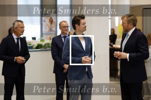 Amsterdam 10 oktober 2024
Koning Willem Alexander opent het HQ van DPG Media / Mediavaert . Aanwezig namend de GPD Christian v Thillo ( Executive Chairman van DPG Media ) en Erik Roddenhof (CEO DPG Media ). Koning Willem Alexander bezoekt ook Donald Duck en spreekt daar Ferdi Felderhof