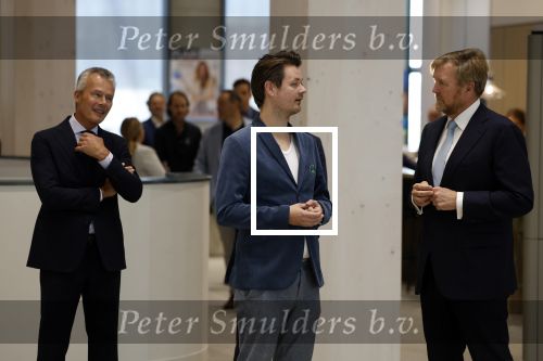 Amsterdam 10 oktober 2024
Koning Willem Alexander opent het HQ van DPG Media / Mediavaert . Aanwezig namend de GPD Christian v Thillo ( Executive Chairman van DPG Media ) en Erik Roddenhof (CEO DPG Media ). Koning Willem Alexander bezoekt ook Donald Duck en spreekt daar Ferdi Felderhof