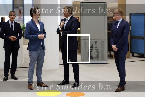 Amsterdam 10 oktober 2024
Koning Willem Alexander opent het HQ van DPG Media / Mediavaert . Aanwezig namend de GPD Christian v Thillo ( Executive Chairman van DPG Media ) en Erik Roddenhof (CEO DPG Media ). Koning Willem Alexander bezoekt ook Donald Duck en spreekt daar Ferdi Felderhof