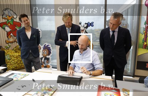 Amsterdam 10 oktober 2024
Koning Willem Alexander opent het HQ van DPG Media / Mediavaert . Aanwezig namend de GPD Christian v Thillo ( Executive Chairman van DPG Media ) en Erik Roddenhof (CEO DPG Media ). Koning Willem Alexander bezoekt ook Donald Duck en spreekt daar Ferdi Felderhof