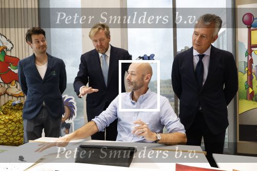Amsterdam 10 oktober 2024
Koning Willem Alexander opent het HQ van DPG Media / Mediavaert . Aanwezig namend de GPD Christian v Thillo ( Executive Chairman van DPG Media ) en Erik Roddenhof (CEO DPG Media ). Koning Willem Alexander bezoekt ook Donald Duck en spreekt daar Ferdi Felderhof