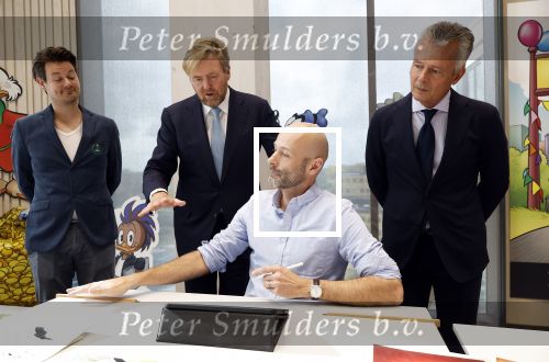 Amsterdam 10 oktober 2024
Koning Willem Alexander opent het HQ van DPG Media / Mediavaert . Aanwezig namend de GPD Christian v Thillo ( Executive Chairman van DPG Media ) en Erik Roddenhof (CEO DPG Media ). Koning Willem Alexander bezoekt ook Donald Duck en spreekt daar Ferdi Felderhof