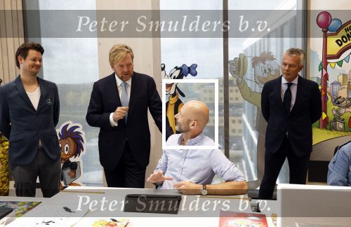 Amsterdam 10 oktober 2024
Koning Willem Alexander opent het HQ van DPG Media / Mediavaert . Aanwezig namend de GPD Christian v Thillo ( Executive Chairman van DPG Media ) en Erik Roddenhof (CEO DPG Media ). Koning Willem Alexander bezoekt ook Donald Duck en spreekt daar Ferdi Felderhof