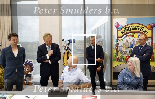 Amsterdam 10 oktober 2024
Koning Willem Alexander opent het HQ van DPG Media / Mediavaert . Aanwezig namend de GPD Christian v Thillo ( Executive Chairman van DPG Media ) en Erik Roddenhof (CEO DPG Media ). Koning Willem Alexander bezoekt ook Donald Duck en spreekt daar Ferdi Felderhof