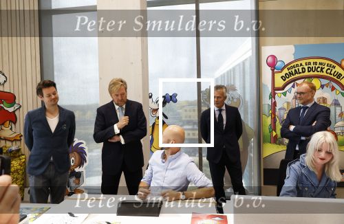 Amsterdam 10 oktober 2024
Koning Willem Alexander opent het HQ van DPG Media / Mediavaert . Aanwezig namend de GPD Christian v Thillo ( Executive Chairman van DPG Media ) en Erik Roddenhof (CEO DPG Media ). Koning Willem Alexander bezoekt ook Donald Duck en spreekt daar Ferdi Felderhof