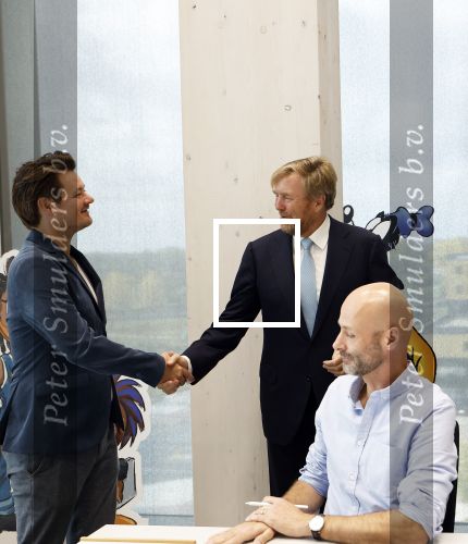 Amsterdam 10 oktober 2024
Koning Willem Alexander opent het HQ van DPG Media / Mediavaert . Aanwezig namend de GPD Christian v Thillo ( Executive Chairman van DPG Media ) en Erik Roddenhof (CEO DPG Media ). Koning Willem Alexander bezoekt ook Donald Duck en spreekt daar Ferdi Felderhof