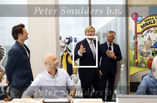 Amsterdam 10 oktober 2024
Koning Willem Alexander opent het HQ van DPG Media / Mediavaert . Aanwezig namend de GPD Christian v Thillo ( Executive Chairman van DPG Media ) en Erik Roddenhof (CEO DPG Media ). Koning Willem Alexander bezoekt ook Donald Duck en spreekt daar Ferdi Felderhof