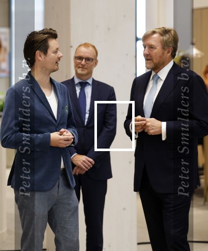 Amsterdam 10 oktober 2024
Koning Willem Alexander opent het HQ van DPG Media / Mediavaert . Aanwezig namend de GPD Christian v Thillo ( Executive Chairman van DPG Media ) en Erik Roddenhof (CEO DPG Media ). Koning Willem Alexander bezoekt ook Donald Duck en spreekt daar Ferdi Felderhof