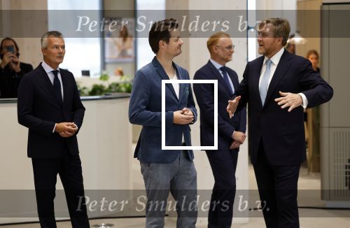 Amsterdam 10 oktober 2024
Koning Willem Alexander opent het HQ van DPG Media / Mediavaert . Aanwezig namend de GPD Christian v Thillo ( Executive Chairman van DPG Media ) en Erik Roddenhof (CEO DPG Media ). Koning Willem Alexander bezoekt ook Donald Duck en spreekt daar Ferdi Felderhof