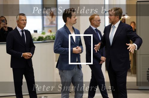 Amsterdam 10 oktober 2024
Koning Willem Alexander opent het HQ van DPG Media / Mediavaert . Aanwezig namend de GPD Christian v Thillo ( Executive Chairman van DPG Media ) en Erik Roddenhof (CEO DPG Media ). Koning Willem Alexander bezoekt ook Donald Duck en spreekt daar Ferdi Felderhof