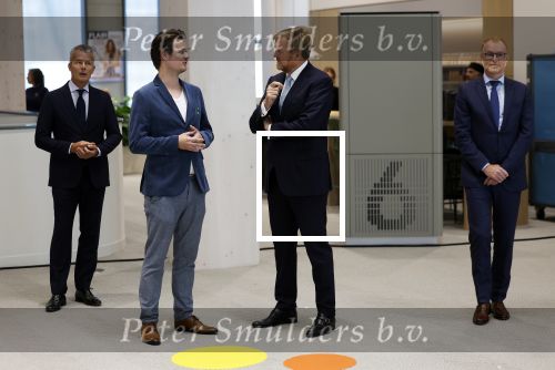 Amsterdam 10 oktober 2024
Koning Willem Alexander opent het HQ van DPG Media / Mediavaert . Aanwezig namend de GPD Christian v Thillo ( Executive Chairman van DPG Media ) en Erik Roddenhof (CEO DPG Media ). Koning Willem Alexander bezoekt ook Donald Duck en spreekt daar Ferdi Felderhof