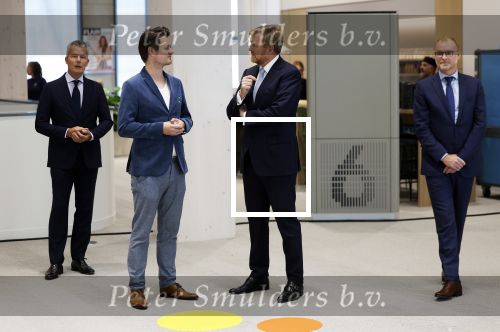 Amsterdam 10 oktober 2024
Koning Willem Alexander opent het HQ van DPG Media / Mediavaert . Aanwezig namend de GPD Christian v Thillo ( Executive Chairman van DPG Media ) en Erik Roddenhof (CEO DPG Media ). Koning Willem Alexander bezoekt ook Donald Duck en spreekt daar Ferdi Felderhof