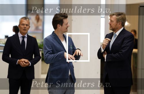 Amsterdam 10 oktober 2024
Koning Willem Alexander opent het HQ van DPG Media / Mediavaert . Aanwezig namend de GPD Christian v Thillo ( Executive Chairman van DPG Media ) en Erik Roddenhof (CEO DPG Media ). Koning Willem Alexander bezoekt ook Donald Duck en spreekt daar Ferdi Felderhof