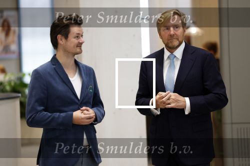 Amsterdam 10 oktober 2024
Koning Willem Alexander opent het HQ van DPG Media / Mediavaert . Aanwezig namend de GPD Christian v Thillo ( Executive Chairman van DPG Media ) en Erik Roddenhof (CEO DPG Media ). Koning Willem Alexander bezoekt ook Donald Duck en spreekt daar Ferdi Felderhof