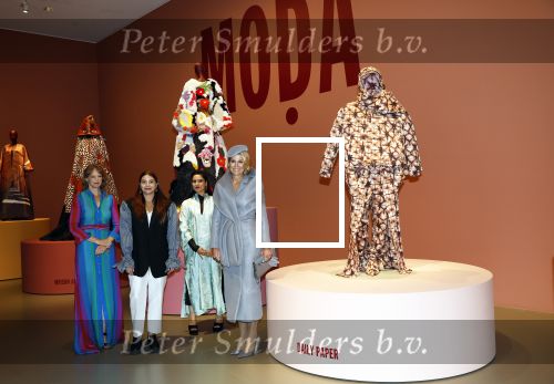 Utrecht 2 oktober 2024
Koningin Maxima opent de Moda in Utrecht. Ninke Bloemberg (co-curator MOá¸ŒA en conservator mode Centraal Museum Utrecht), Yasmina Ajbilou (een van de ontwerpers) en Zineb Seghrouchni (co-curator MOá¸ŒA en oprichter DAR Cultural Agency) samen met Koningin MÃ¡xima