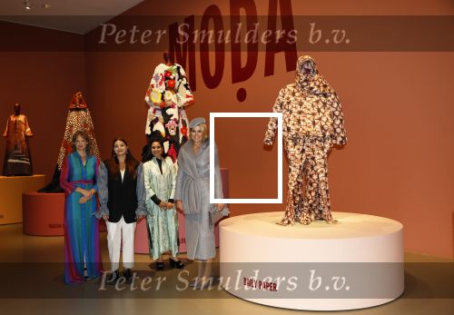 Utrecht 2 oktober 2024
Koningin Maxima opent de Moda in Utrecht. Ninke Bloemberg (co-curator MOá¸ŒA en conservator mode Centraal Museum Utrecht), Yasmina Ajbilou (een van de ontwerpers) en Zineb Seghrouchni (co-curator MOá¸ŒA en oprichter DAR Cultural Agency) samen met Koningin MÃ¡xima