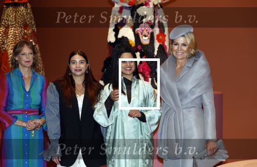 Utrecht 2 oktober 2024
Koningin Maxima opent de Moda in Utrecht. Ninke Bloemberg (co-curator MOá¸ŒA en conservator mode Centraal Museum Utrecht), Yasmina Ajbilou (een van de ontwerpers) en Zineb Seghrouchni (co-curator MOá¸ŒA en oprichter DAR Cultural Agency) samen met Koningin MÃ¡xima