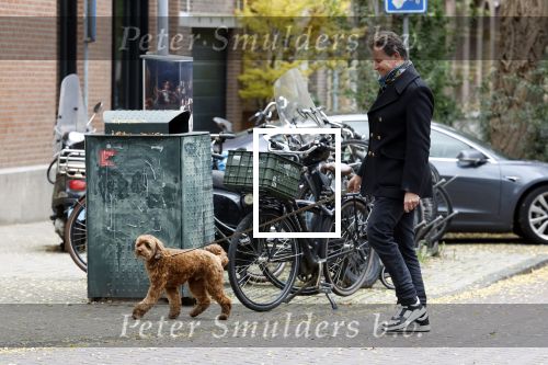 Amsterdam 10 oktober 2024
Leco v Zadelhoff met hondje  in Amsterdam zuid.