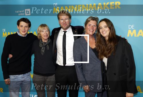 Amsterdam 14 oktober 2024
Premiere de Mannenmaker in Tuschinski met in de hoofdrollen oa Katja Schuurman Eva v d Wijdeven Leo Alkemade Georgina Verbaan Melissas Drost Huub Smit Yasmin Karssing en Rene Watzema . Leo Alkemade met vrouw kinderen en moeder