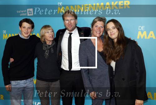 Amsterdam 14 oktober 2024
Premiere de Mannenmaker in Tuschinski met in de hoofdrollen oa Katja Schuurman Eva v d Wijdeven Leo Alkemade Georgina Verbaan Melissas Drost Huub Smit Yasmin Karssing en Rene Watzema . Leo Alkemade met vrouw kinderen en moeder