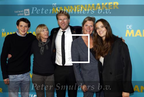 Amsterdam 14 oktober 2024
Premiere de Mannenmaker in Tuschinski met in de hoofdrollen oa Katja Schuurman Eva v d Wijdeven Leo Alkemade Georgina Verbaan Melissas Drost Huub Smit Yasmin Karssing en Rene Watzema . Leo Alkemade met vrouw kinderen en moeder