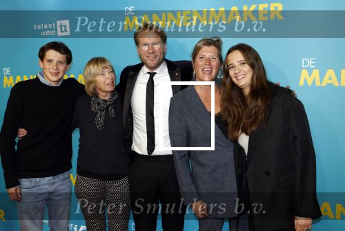 Amsterdam 14 oktober 2024
Premiere de Mannenmaker in Tuschinski met in de hoofdrollen oa Katja Schuurman Eva v d Wijdeven Leo Alkemade Georgina Verbaan Melissas Drost Huub Smit Yasmin Karssing en Rene Watzema . Leo Alkemade met vrouw kinderen en moeder