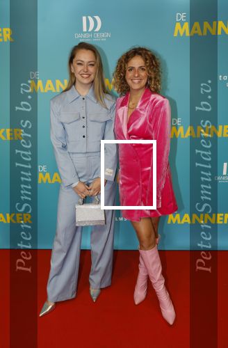 Amsterdam 14 oktober 2024
Premiere de Mannenmaker in Tuschinski met in de hoofdrollen oa Katja Schuurman Eva v d Wijdeven Leo Alkemade Georgina Verbaan Melissas Drost Huub Smit Yasmin Karssing en Rene Watzema . Lisa Zweerman en een vriendin