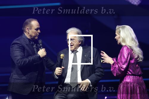 Rotterdam 18 oktober 2024
Frans Bauer treedt voor de 52e keer in ahoy op . Hij tradt oa samen op met zijn zoons Christiaan Frans jr en Jan . Ook Mariska Bauer trad op met Patty Brard . Verder aanwezig Lee Towers Billy Dans Django Wagner Chantal janzen Amar  en Sieneke. Ook de moeder van Frans en moeder van mariska waren aanwezig en zaten op de eerste rij .
