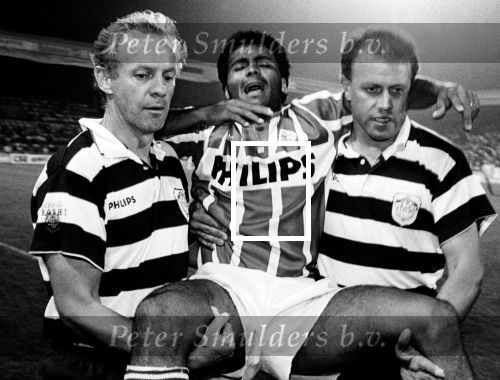 Eindhoven, 1990 Romario wordt ondersteund door monne de Wit en Mart v d Heuvel

PETER SMULDERS BV