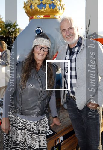 Hilversum 4 oktober 2024
Feestje Nicole des Bouvrie op de sterfdag van haar vader Jan des Bouvrie . Nicole des Bouvrie met partner