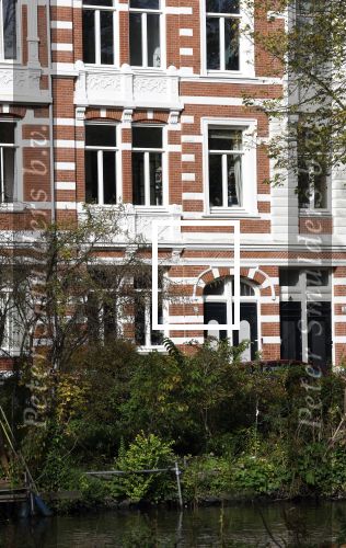 Amsterdam 8 oktober 2024
Het naambordje met daarop de namen van Noor de Groot haar ex man Sander Kleinenberg en hun kinderen is weg gehaald .