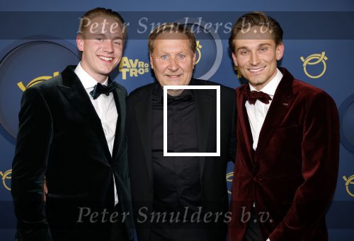 Amsterdam 17 oktober 2024
Het televizierring gala 2024  in carre . Oos Kesbeke met vrouw zoons en schoondochter