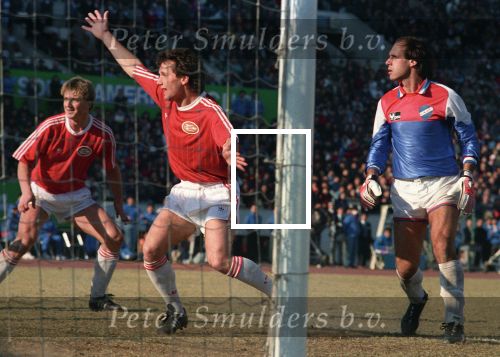 Tokio, 9 t/m 12 December 1988 PSV-Nacional Montevideo (Uruguay)
Met eindstand 1-1 na verlenging 2-2 en via een 6-7 verlies in penaltys.
PSV had 4 x de kans om winnaar te zien en uiteindelijk is het niet gelukt.
0-1 Ostolaza, 1-1 Romario , in de 110e minuut Ronald Koeman 2-1 en in de 119e min wederom Ostolaza 2-2
Wedstrijd werd gespeeld in tokio voor 62000 toeschouwers

Foto Peter Smulders BV