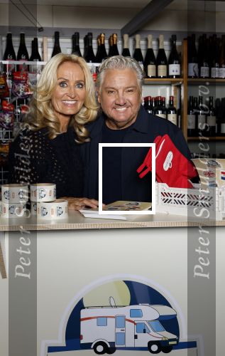 Amsterdam 21 oktober 2024
Presentatie nieuwe prograama de Frogers bij TLC. Aanwezig Natasja Froger Rene Froger Didier Froger met vriendin Sammy Verheij Maxim Froger en vriendin Ruby v Wanrooij . Ook aanwezig Danny Froger met vriendin Ann Dominique Wilten en Natascha Froger en partner Matthijs Timmermans .