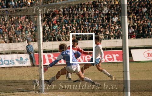Tokio, 9 t/m 12 December 1988 PSV-Nacional Montevideo (Uruguay)
Met eindstand 1-1 na verlenging 2-2 en via een 6-7 verlies in penaltys.
PSV had 4 x de kans om winnaar te zien en uiteindelijk is het niet gelukt.
0-1 Ostolaza, 1-1 Romario , in de 110e minuut Ronald Koeman 2-1 en in de 119e min wederom Ostolaza 2-2
Wedstrijd werd gespeeld in tokio voor 62000 toeschouwers

Foto Peter Smulders BV