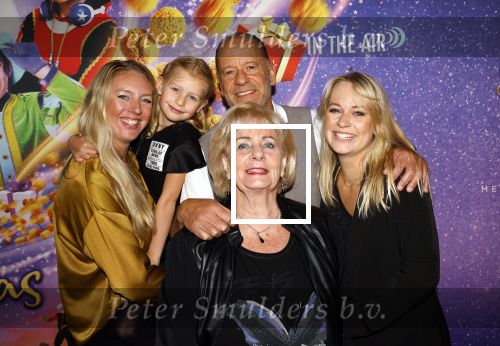 Amsterdam 19 oktober 2024
Premiere de grote Sinterklaasfilm in Tuschinski. Ron Boszhard met zijn vriendin en dochtertje en dochter Naomi die zwanger is