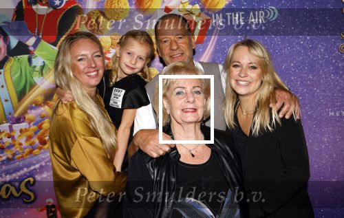 Amsterdam 19 oktober 2024
Premiere de grote Sinterklaasfilm in Tuschinski. Ron Boszhard met zijn vriendin en dochtertje en dochter Naomi die zwanger is