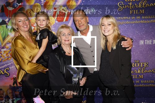 Amsterdam 19 oktober 2024
Premiere de grote Sinterklaasfilm in Tuschinski. Ron Boszhard met zijn vriendin en dochtertje en dochter Naomi die zwanger is