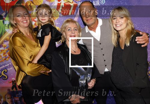 Amsterdam 19 oktober 2024
Premiere de grote Sinterklaasfilm in Tuschinski. Ron Boszhard met zijn vriendin en dochtertje en dochter Naomi die zwanger is