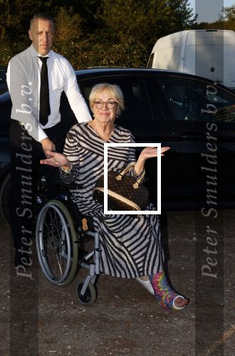 Hilversum 4 oktober 2024
Feestje Nicole des Bouvrie op de sterfdag van haar vader Jan des Bouvrie . Viola Holt in rolstoel met gebroken been