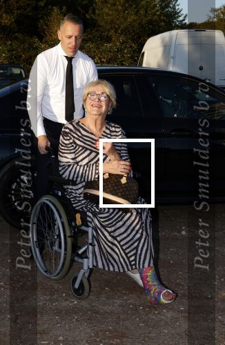 Hilversum 4 oktober 2024
Feestje Nicole des Bouvrie op de sterfdag van haar vader Jan des Bouvrie . Viola Holt in rolstoel met gebroken been