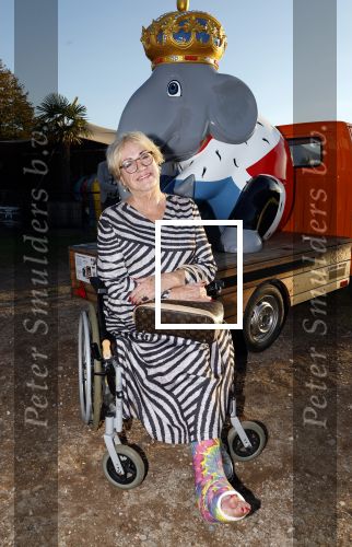 Hilversum 4 oktober 2024
Feestje Nicole des Bouvrie op de sterfdag van haar vader Jan des Bouvrie . Viola Holt in rolstoel met gebroken been