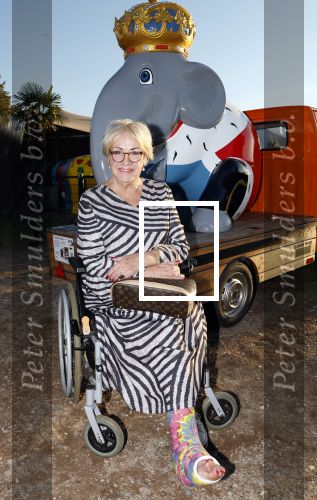 Hilversum 4 oktober 2024
Feestje Nicole des Bouvrie op de sterfdag van haar vader Jan des Bouvrie . Viola Holt in rolstoel met gebroken been