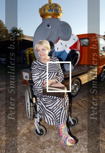 Hilversum 4 oktober 2024
Feestje Nicole des Bouvrie op de sterfdag van haar vader Jan des Bouvrie . Viola Holt in rolstoel met gebroken been