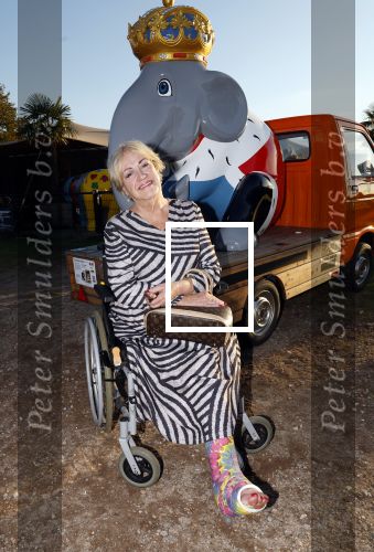 Hilversum 4 oktober 2024
Feestje Nicole des Bouvrie op de sterfdag van haar vader Jan des Bouvrie . Viola Holt in rolstoel met gebroken been