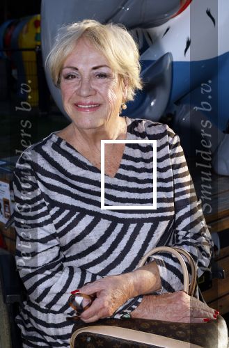 Hilversum 4 oktober 2024
Feestje Nicole des Bouvrie op de sterfdag van haar vader Jan des Bouvrie . Viola Holt in rolstoel met gebroken been