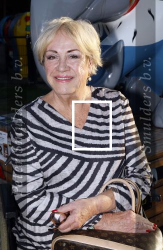 Hilversum 4 oktober 2024
Feestje Nicole des Bouvrie op de sterfdag van haar vader Jan des Bouvrie . Viola Holt in rolstoel met gebroken been